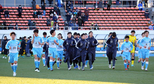 徳島市立対静岡学園　試合に敗れ悔しそうな表情であいさつに向かう徳島市立イレブン（撮影・垰建太）
