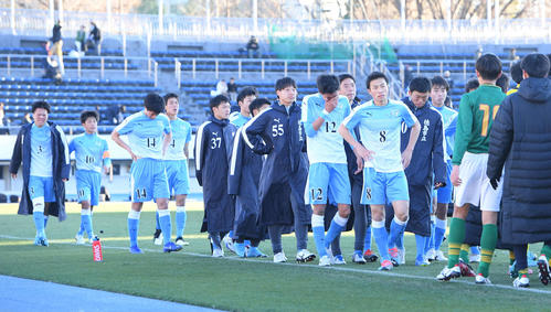 徳島市立対静岡学園　静岡学園に敗れ肩を落とす徳島市立イレブン（撮影・鈴木みどり）