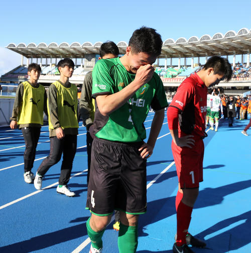 青森山田対昌平　準決勝進出を逃し涙するDF柳沢（中央）ら昌平の選手たち（撮影・大野祥一）