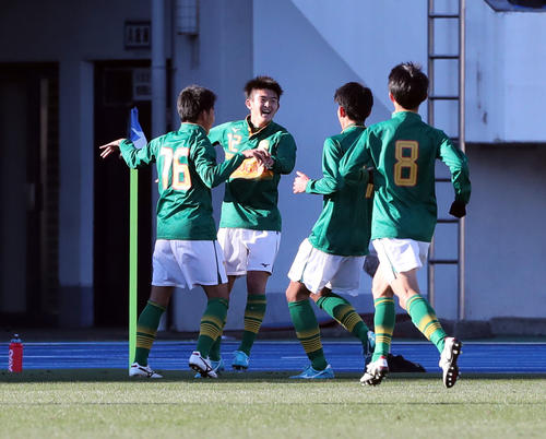 徳島市立対静岡学園　前半、ヘディングでチーム2点目のゴールを決め喜ぶ静岡学園FW岩本（中央）（撮影・垰建太）