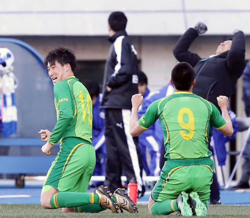 準決勝進出を決め、ひざまずいてガッツポーズする帝京長岡FW晴山（左）ら。右後方は谷口総監督（撮影・浅見桂子）