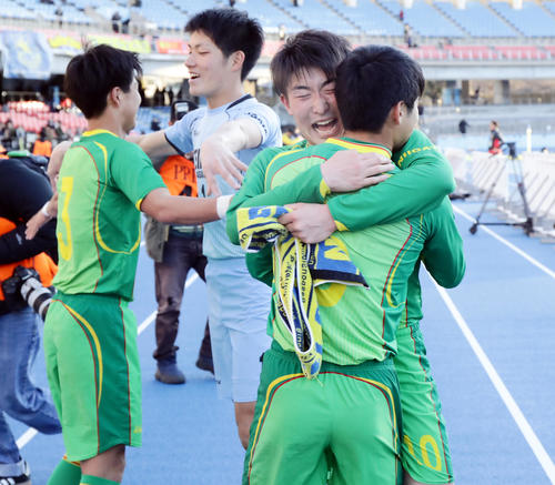 帝京長岡対仙台育英　準決勝進出を決め帝京長岡FW晴山（右奥）はDF酒匂と感無量の表情で抱き合う。後方はGK猪越（撮影・浅見桂子）