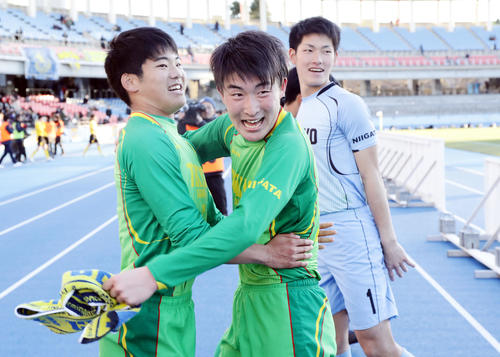 帝京長岡対仙台育英　準決勝進出を決め帝京長岡FW晴山（右）はDF酒匂と感無量の表情で抱き合う。後方はGK猪越（撮影・浅見桂子）