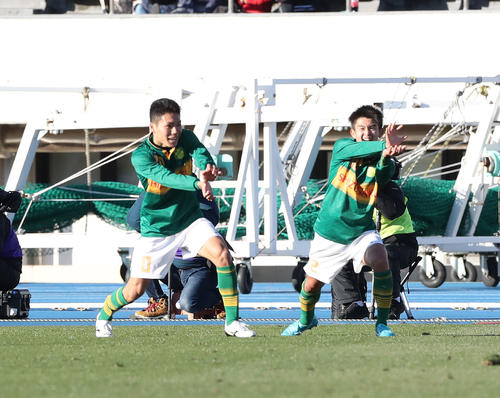 徳島市立対静岡学園　前半、ヘディングでチーム3点目のゴールを決めポーズを決める静岡学園FW岩本（右）とMF松村（撮影・垰建太）
