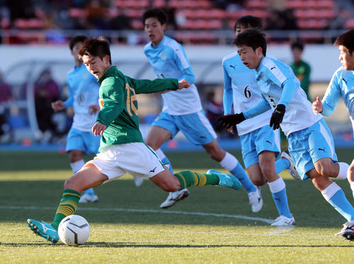 徳島市立対静岡学園　後半、徳島市立DFを多く引き連れシュートを放つ静岡学園FW岩本（左）（撮影・垰建太）