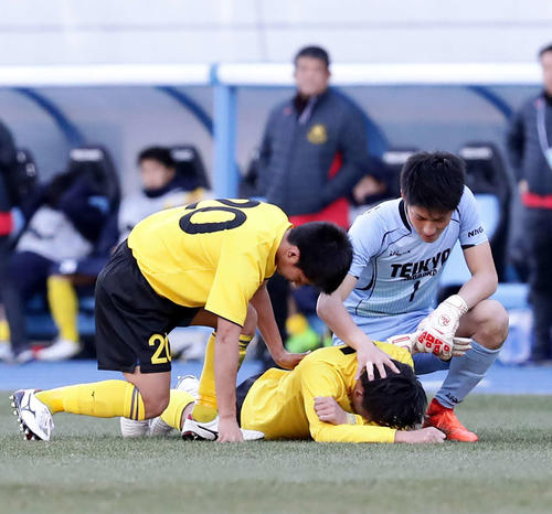帝京長岡対仙台育英　0－1で敗れた仙台育英DF中川原（中央）はピッチに突っ伏して泣きじゃくり、帝京長岡GK猪越（右）から健闘をたたえられる（撮影・浅見桂子）