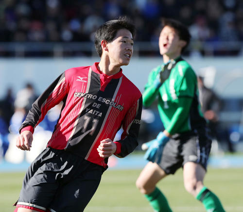 矢板中央対四日市中央工　前半、右足で2点目となるゴールを決め笑顔を見せる矢板中央FW多田（左）（撮影・垰建太）