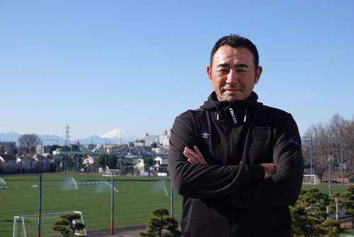 沖縄キャンプ出発前にクラブハウスで取材に対応した長谷川監督（FC東京提供）
