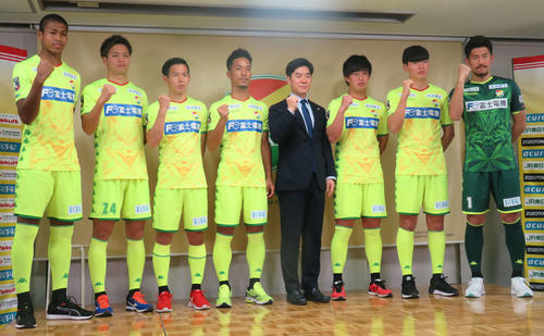 20年シーズンの新体制発表会に出席した、左から千葉のFW櫻川、FW山下、FW見木、MF田口、尹監督、MF本村、DFチャン、GK新井（撮影・松尾幸之介）