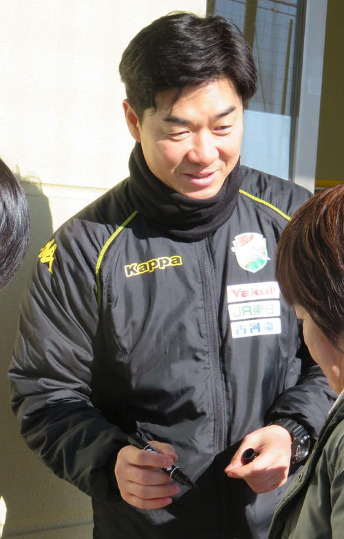 20年シーズンの練習が始動し、ファンサービスする尹晶煥新監督（撮影・松尾幸之介）