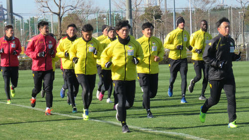 20年シーズンの練習が始動し、ランニングする千葉の選手たち（撮影・松尾幸之介）