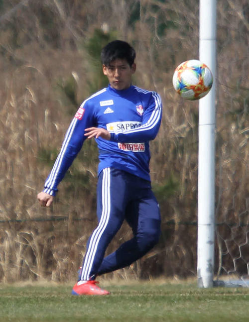 ロングボールを蹴るDF新井（19年3月26日撮影）