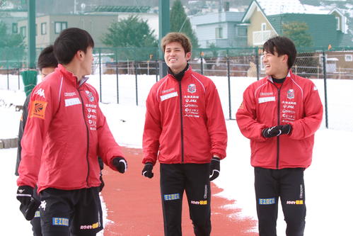 ランニングを終えて笑顔を見せる札幌DF進藤（左は金子、右は高嶺）（撮影・西塚祐司）