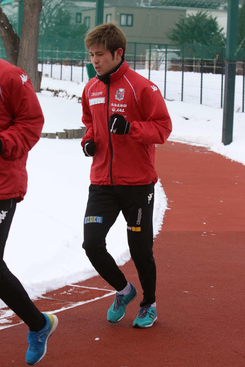 練習場のピッチ外周を走る札幌DF進藤（撮影・西塚祐司）