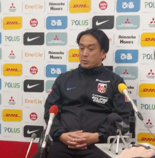 始動日に合わせ、報道陣の質問に応じる浦和の大槻監督