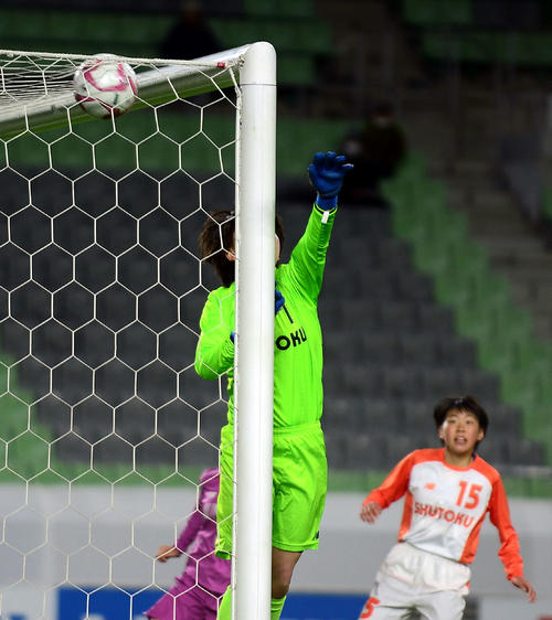 後半45分、藤枝順心DF角田のクロスが相手GKの手を抜けて決まる