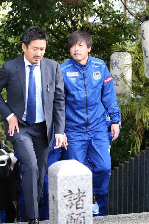 G大阪MF遠藤（右）は伊射奈岐神社での必勝祈願に臨む（撮影・上山淳一）