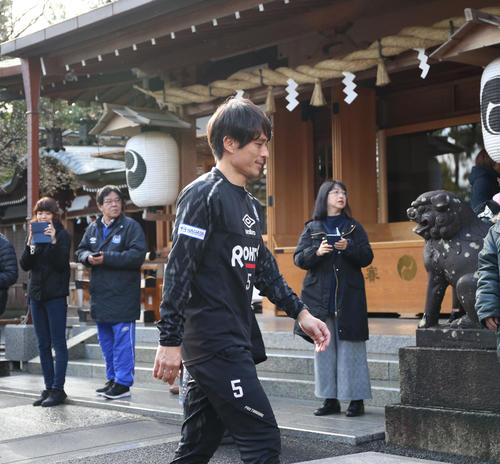 伊射奈岐神社での必勝祈願に臨むG大阪の宮本監督（撮影・上山淳一）