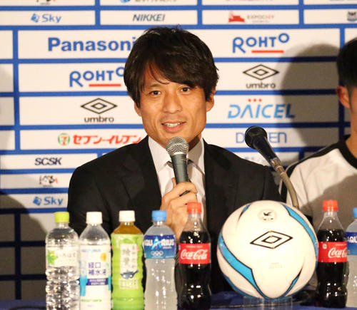 新体制発表会見で笑顔を見せるG大阪宮本監督（撮影・上山淳一）
