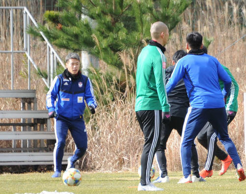 DF堀米がチームメートとボール回し