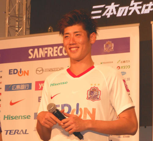 新ユニホーム会見に出席した広島DF荒木隼人（撮影・横田和幸）