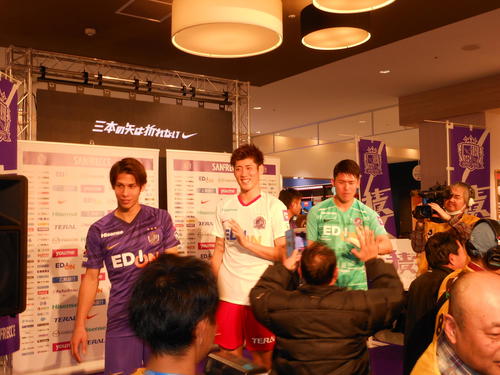 新ユニホーム会見に出席した（左から）広島DF佐々木翔、DF荒木隼人、GK増田卓也はサポーターとハイタッチする
