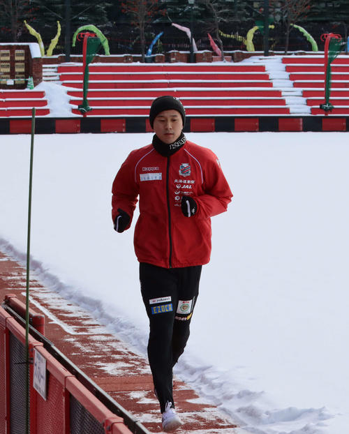 ランニングする札幌MF宮沢（撮影・保坂果那）