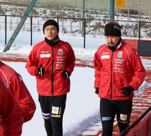 ランニングする札幌MF宮沢（左）とDF福森（撮影・保坂果那）