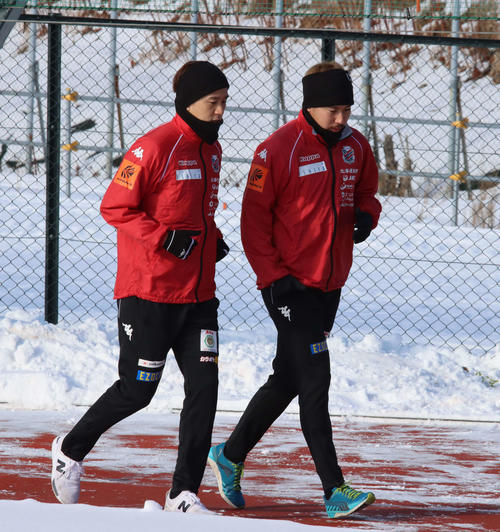 ランニングする札幌MF宮沢（左）とDF福森（撮影・保坂果那）