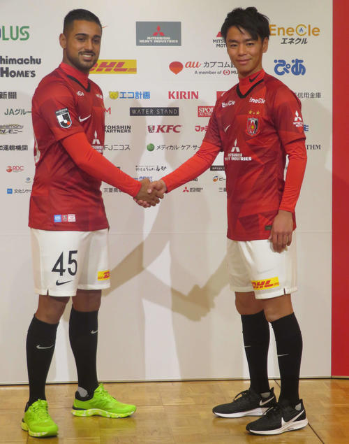 J1浦和の新加入選手会見で握手を交わすFWレオナルド（左）とMF伊藤