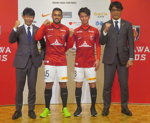 戸苅フットボール本部長（左端）土田スポーツダイレクター（右端）と会見に臨んだFWレオナルド（左から2番目）とMF伊藤（同3番目）