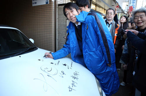 サポーターの車に笑顔で「復活」とサインする川崎Fの中村（撮影・浅見桂子）