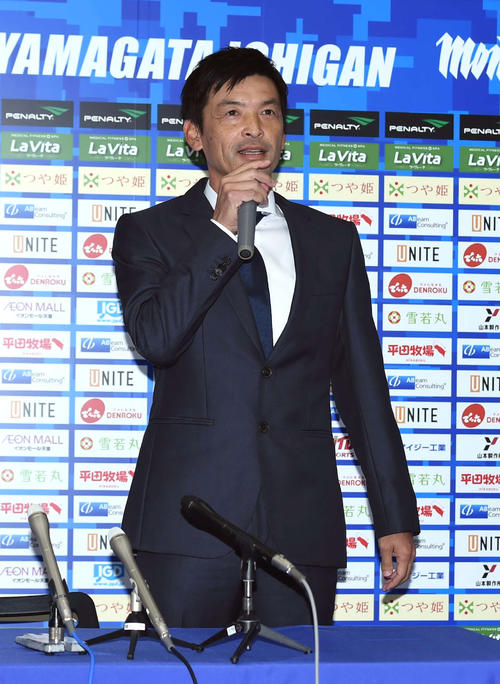 就任会見に臨むJ2山形石丸新監督（撮影・相沢孔志）