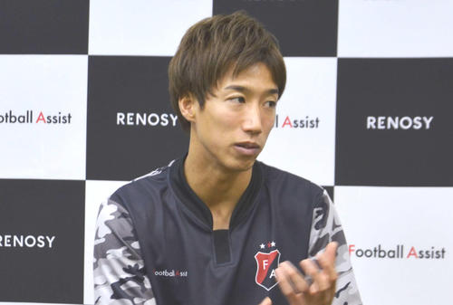 学生からの質問に答える横浜のMF大津（撮影・松尾幸之介）