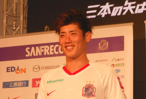新ユニホーム会見に出席した広島DF荒木隼人（撮影・横田和幸）