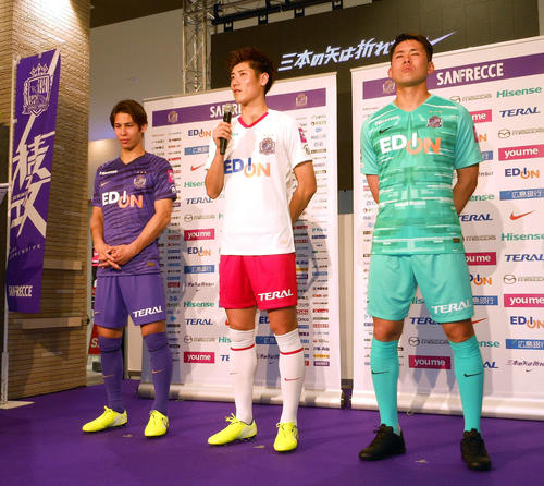 広島DF佐々木（左）は第1ユニホームを、DF荒木（同2人目）は第2を、GK増田はGK用を着用して会見に登場した