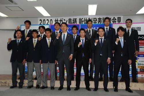 鳥栖が新体制会見を開き、金明輝監督（前列中央）はじめ新加入選手らが活躍を誓った（撮影・浦田由紀夫）