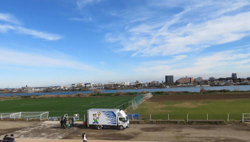 昨年10月の台風19号の影響で冠水した湘南の馬入練習場が左半分のみ再整備され、チームも始動