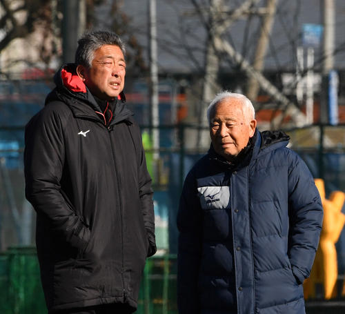 練習を見る矢板中央・高橋監督（左）とアドバイザーの古沼貞雄氏（撮影・柴田隆二）