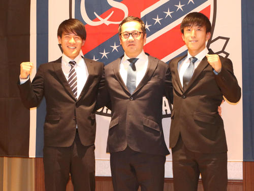 新加入会見に臨んだ札幌MF高嶺（左）とMF金子（右）。中央は竹林強化部長（撮影・西塚祐司）