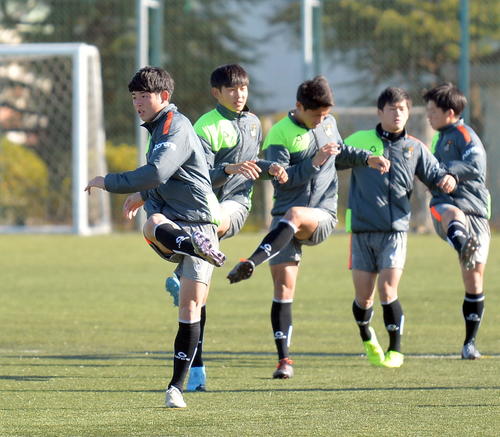 準備運動を行う青森山田FW田中（左端）（撮影・鎌田直秀）