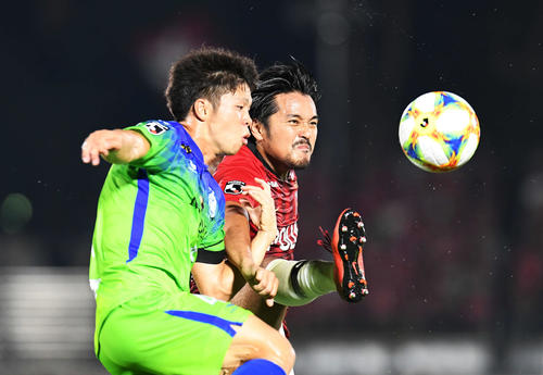 湘南DF坂圭祐（左）と浦和FW興梠慎三（2019年9月1日撮影）