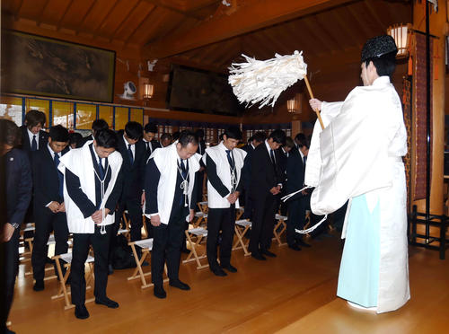 必勝安全祈願でおはらいを受けるJ2山形の選手と関係者たち