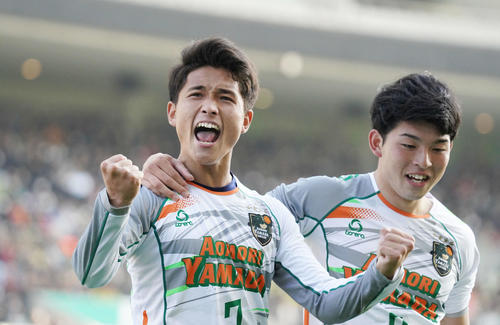 青森山田対帝京長岡　後半、チーム2点目のゴールを決めて絶叫する青森山田MF松本（左）。右はFW田中（撮影・加藤諒）