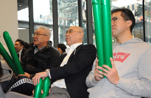 長岡市サッカー協会・木宮信太郎理事長（中央）らがPVで観戦
