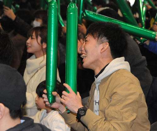 PVで声援を送る長岡JYFC－帝京長岡OBの難波俊也さん