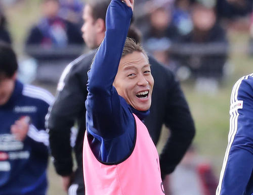 練習の合間に笑顔をみせる横浜FW仲川（撮影・丹羽敏通）