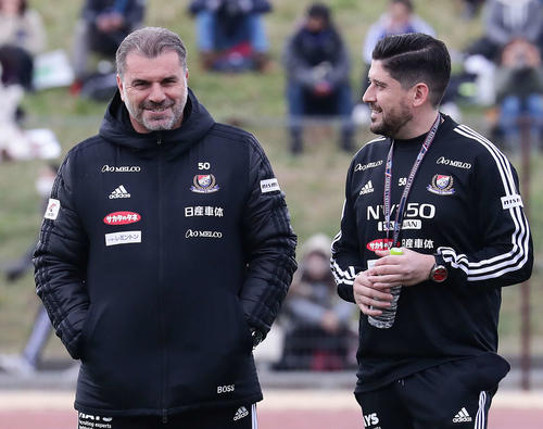 スタッフと談笑する横浜のポステコグルー監督（左）（撮影・丹羽敏通）