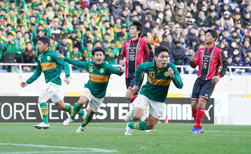 静岡学園対矢板中央　後半終了間際、PKで決勝点を挙げ、ベンチに向かって駆け出す静岡学園MF松村＜10＞（撮影・加藤諒）