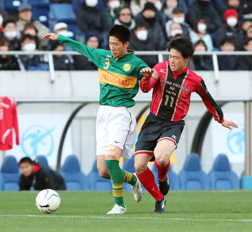 静岡学園対矢板中央　後半、矢板中央FW多田（右）からボールを奪う静岡学園DF阿部（撮影・垰建太）